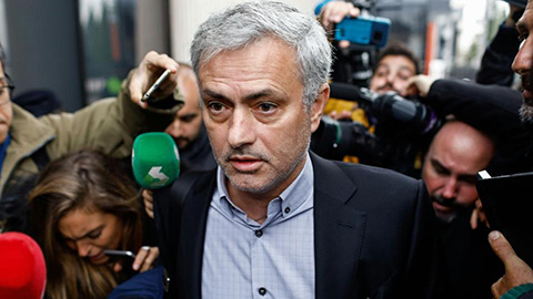 Mourinho theo Ronaldo, nhận 1 năm án tù trốn thuế
