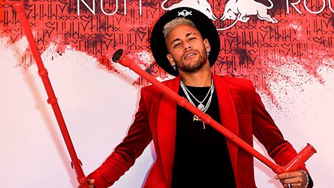 Neymar chống nạng... dự tiệc sinh nhật tuổi 27 của mình