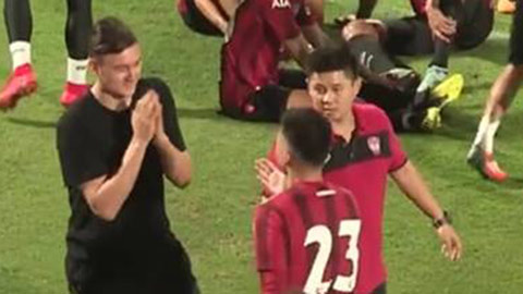Đặng Văn Lâm chứng kiến thủ môn Muangthong United mắc sai lầm
