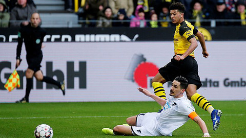 Jadon Sancho ghi dấu ấn ở 2 bàn thắng đầu tiên cho Dortmund