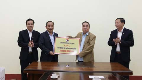 Thứ trưởng Bộ VH-TT&DL, Chủ tịch VFF Lê Khánh Hải thăm và làm việc với CLB nữ Thái Nguyên