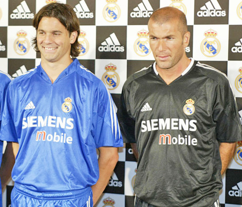 Về chuyện hậu trường, Solari kín tiếng hơn hẳn đồng đội cũ Zidane (phải)