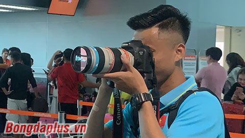 Cầu thủ U22 Việt Nam nghịch ngợm với máy ảnh trước khi sang Campuchia