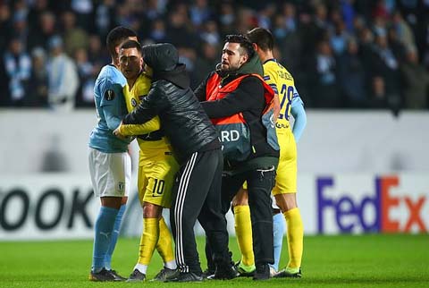 Hazard tỏ ra hơi hốt hoảng khi bị fan cuồng ôm chặt