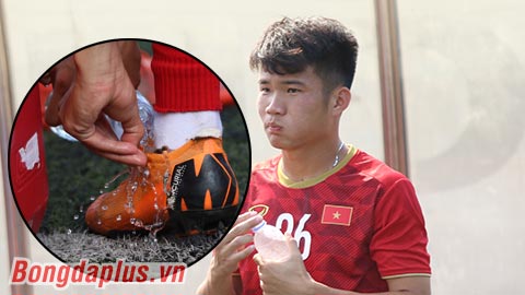 Cầu thủ U22 Việt Nam rót nước mát vào chân vì nền cỏ bỏng rát