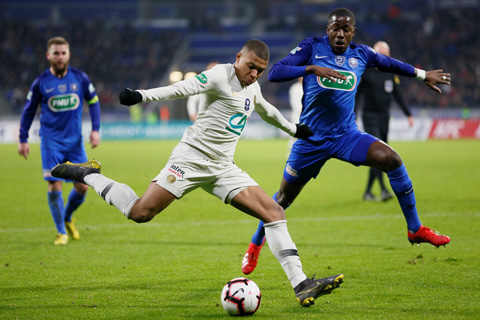 Mbappe (áo trắng) đủ sức dẫn dắt hàng công của PSG vượt qua hàng thủ của mọi đối thủ ở Ligue 1