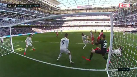 Bắt bóng như thủ môn trong vòng cấm, Ramos chỉ nhận thẻ vàng