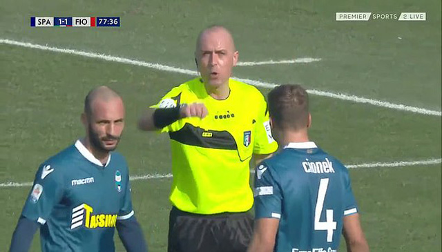 Trọng tài quyết định từ chối bàn thắng của SPAL và trao một quả penalty cho Fiorentina