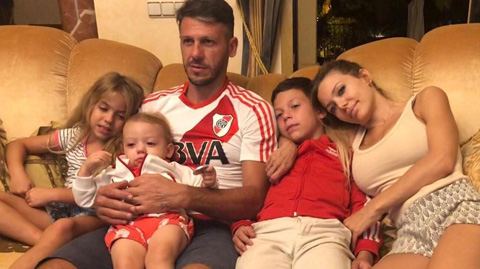 Demichelis may mắn chủ động đuổi trộm ra khỏi nhà bằng gậy bóng chày