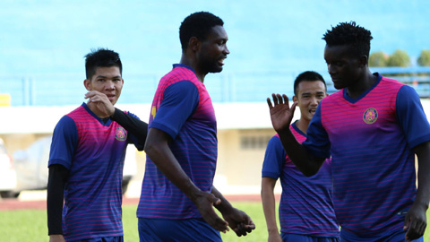 Nsi (giữa) tập luyện cùng CLB Sài Gòn FC