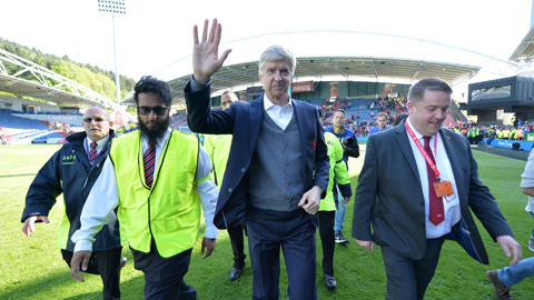Kinh nghiệm sau hơn 20 năm dẫn dắt Arsenal đủ giúp HLV Wenger (giữa) thành công trong vai trò GĐTT của PSG