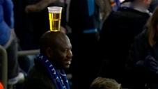 Fan Schalke đặt cốc bia trên đầu đi quanh khán đài