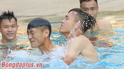 Cầu thủ U22 Việt Nam thích thú nghịch nước dưới bể bơi