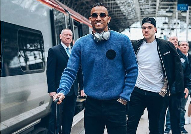 Hậu vệ Danilo tươi cười trong chuyến tàu tới London, phía sau anh là vẻ mặt bình thản của thủ thành Ederson