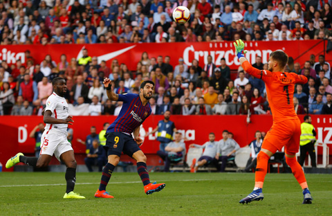 Suarez (giữa) tâng bóng qua đầu thủ thành Vaclik, ấn định chiến thắng 4-2 cho Barca