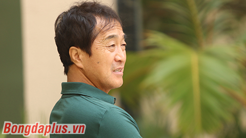Trợ lý Lee Young Jin quan tâm đến chấn thương của Hoàng Nam
