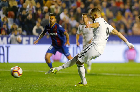 Benzema mở tỷ số trên chấm penalty ở phút 43
