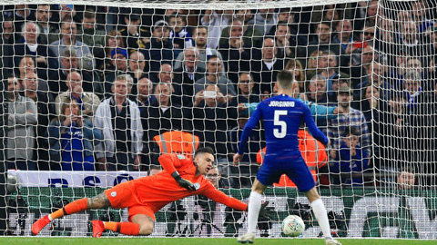 Ederson đổ người cản phá thành công cú sút luân lưu của Jorginho bên phía Chelsea