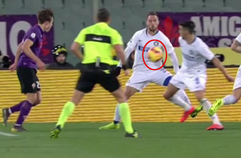 D’Ambrosio (trái) đã rất sốc khi trọng tài thổi penalty trong tình huống bóng chạm ngực anh (ảnh nhỏ)