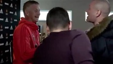 HLV Solskjaer tặng phóng viên kính mới sau trận thắng Crystal Palace