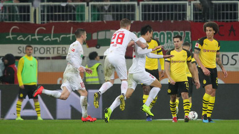 Ji Dong-won ăn mừng bàn thắng thứ 2 cho Augsburg