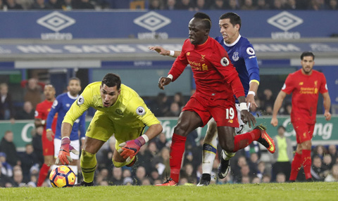 Sức mạnh của hàng công sẽ lại giúp Mane (số 19) và đồng đội đánh bại Everton