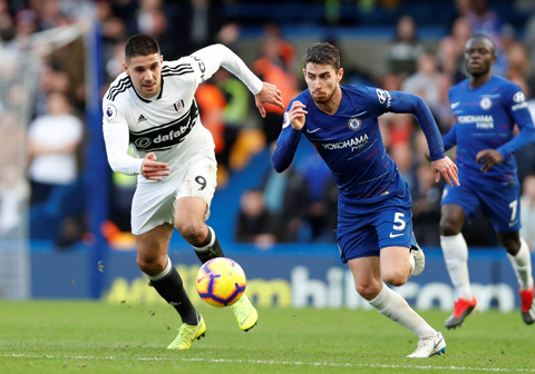 Gặp một Fulham (áo trắng) quá yếu là cơ hội để Chelsea đưa Sarri-ball trở lại
