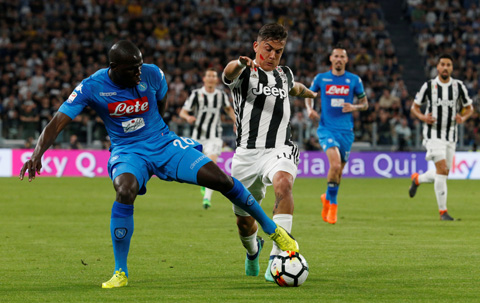 Napoli (trái) khó cản được Juventus giành chiến thắng