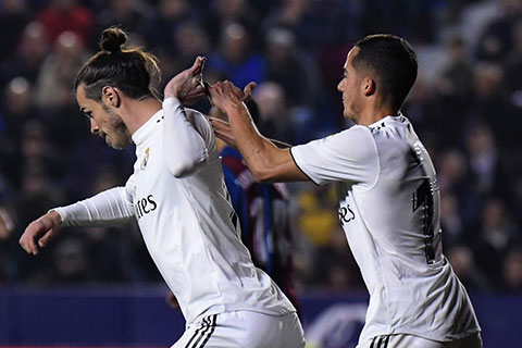 Bale từ chối ăn mừng cùng người đồng đội Lucas Varquez 