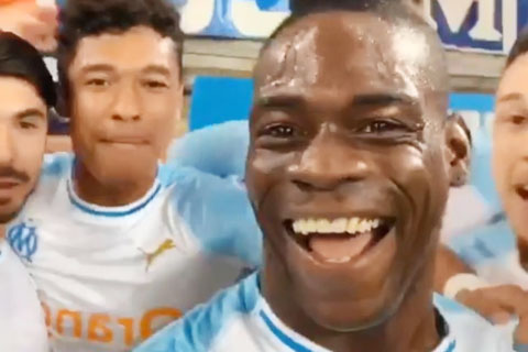 Màn selfie gây sốt của Balotelli trên Instagram ngay trên sân đấu