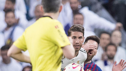 Trọng tài trận Siêu kinh điển: Messi tự va mặt vào tay Ramos