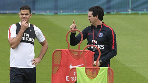 HLV Emery (phải) liên tục đả kích lối chơi ích kỷ của Ben Arfa khi cả hai còn ở PSG