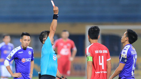 Văn Quyết nhận thẻ đỏ trực tiếp sau tình huống phạm lỗi với cầu thủ Viettel	    Ảnh: Đức Cường