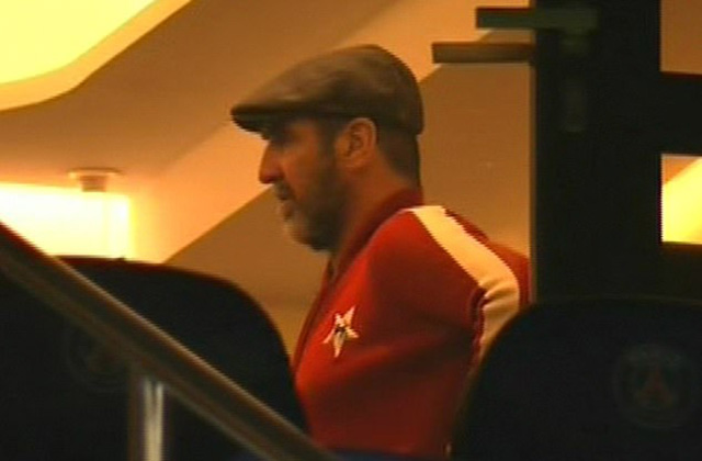 Cantona cùng chiếc mũ quen thuộc