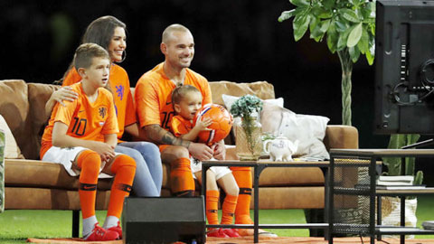 Sneijder 'đắm đò' lần thứ 2