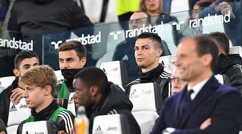 Ronaldo ngồi trên băng ghế dự bị