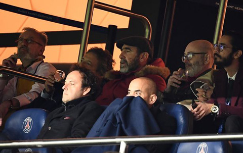 Cantona ngồi gần chỗ của cha con Neymar và hai bên đã suýt xảy ra xô xát