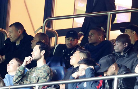 Bố con Neymar cùng một số bạn bè theo dõi trận đấu trên khán đài