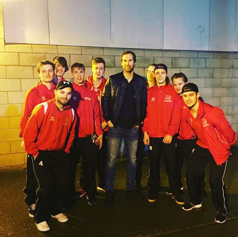 Cech chụp ảnh cùng các thành viên của đội khúc côn cầu trên băng Coventry Blaze