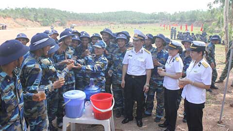 Hình ảnh Bát nước thao trường của Hội Phụ nữ Lữ đoàn 147