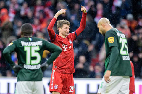 Muller ghi bàn giúp Bayern vươn lên ngôi số 1 nhưng anh đã 29 tuổi