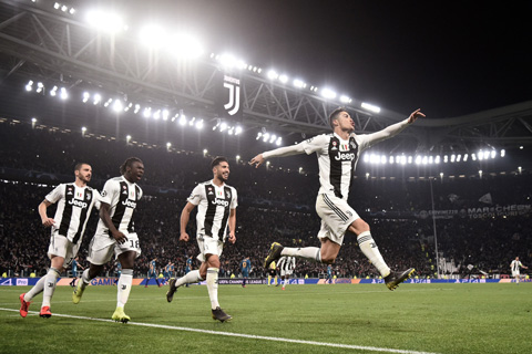Ronaldo lại vừa tỏa sáng dưới áp lực nặng nề khi đưa Juventus lách qua khe cửa hẹp vào tứ kết Champions League