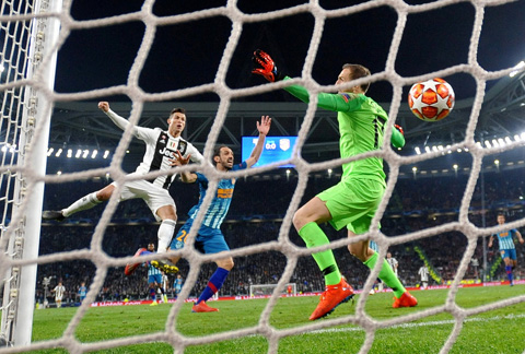 Juventus thành công nhờ các cầu thủ đá cánh bám biên thật sát để có đất cho Ronaldo diễn