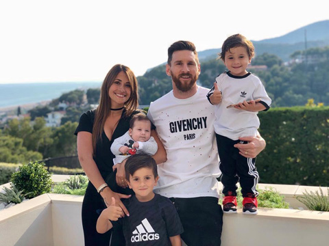 Khác một Ronaldo gắn liền với những scandal, Messi lại thích sống bình lặng bên gia đình