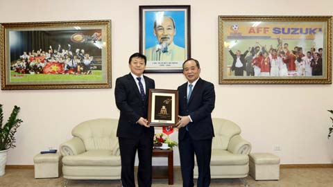 Thứ trưởng Bộ VH-TT-DL, Chủ tịch VFF Lê Khánh Hải tiếp Chủ tịch LĐBĐ Trung Quốc