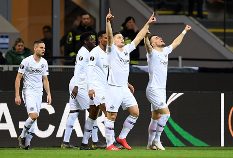 Jovic (giữa) đã tỏa sáng với bàn thắng duy nhất giúp Frankfurt đánh bại Inter 1-0 để đi tiếp tại Europa League