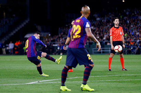 Messi mở tỷ số bằng siêu phẩm đá phạt