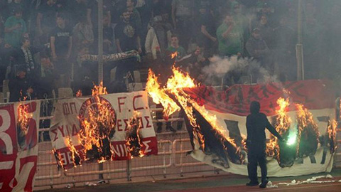 Derby Hy Lạp bị hoãn do bạo lực trên khán đài