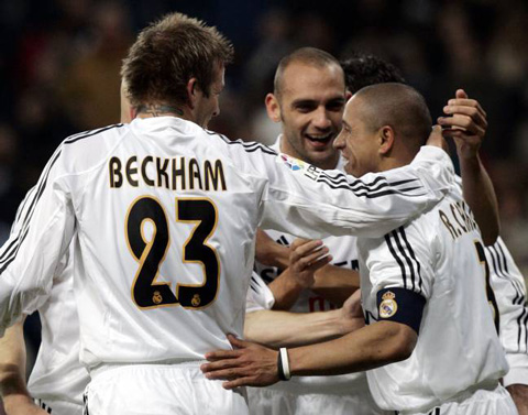 Bravo (giữa) từng là đồng đội của dàn Galacticos như Roberto Carlos hay David Beckham tại Real