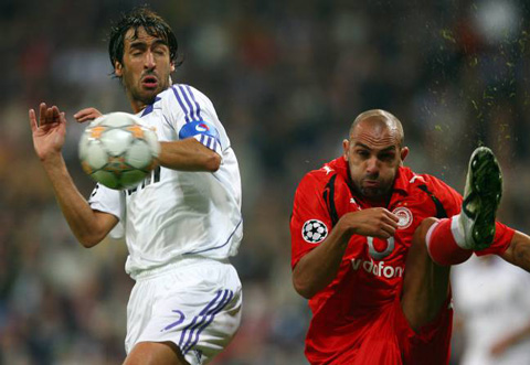 Sau đó Bravo (phải) trôi dạt sang Olympiacos và từng có cơ hội đối đầu đồng đội cũ Real Gonzalez tại Champions League 2007/08